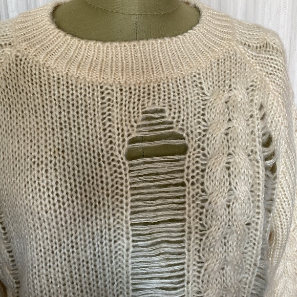 PrettyLittleThing distressed cable knit round neckline sweater! Size S - Picture 5 of 17
